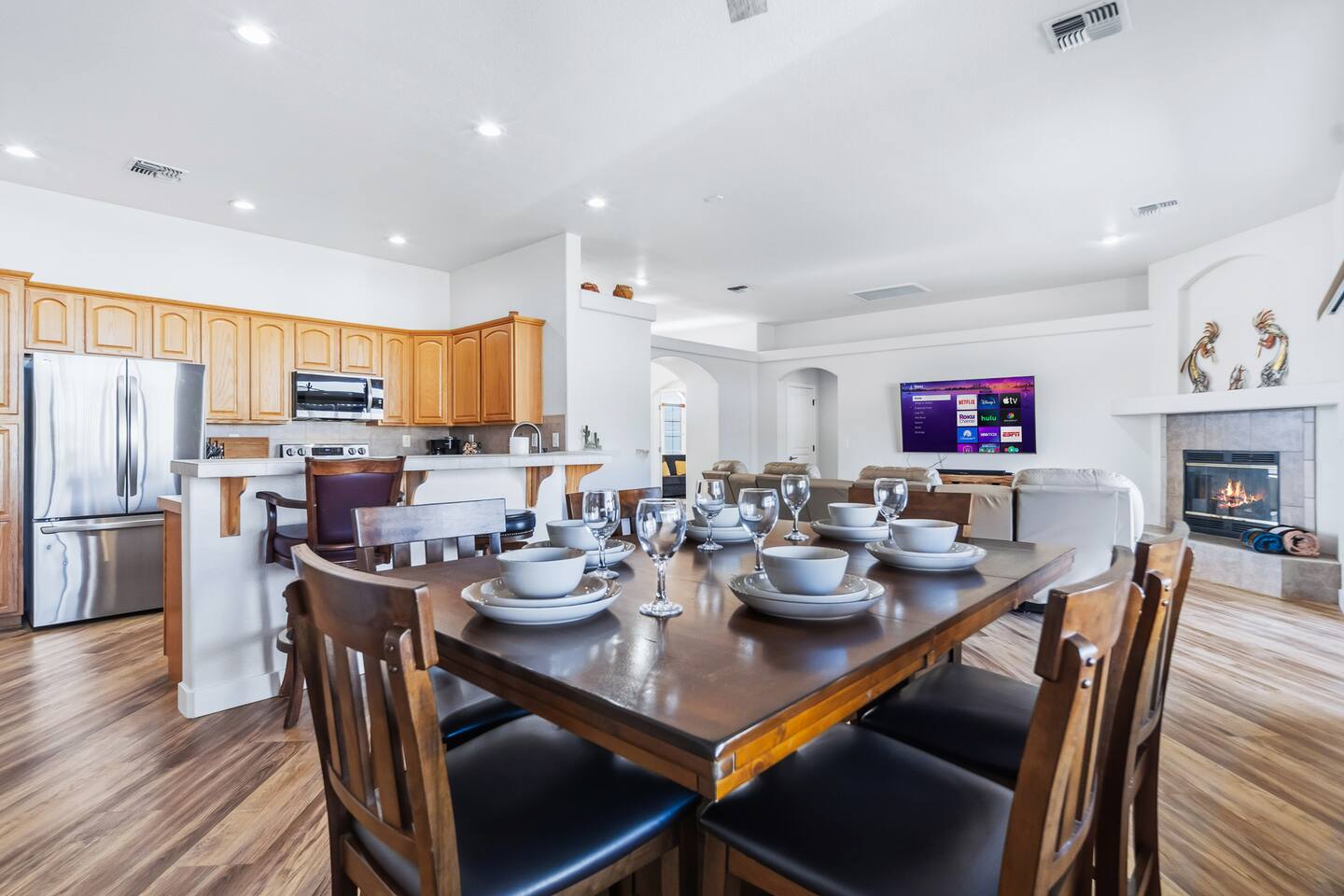5 Mins to Laughlin! | 4 bd | Sleeps 10 | Firepit