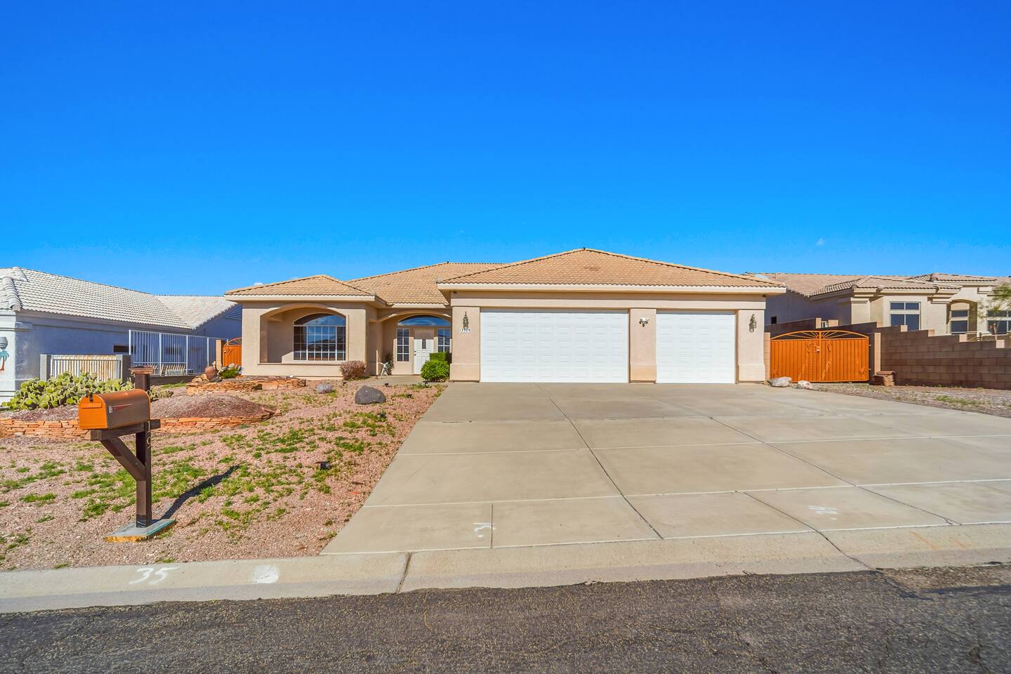5 Mins to Laughlin! | 4 bd | Sleeps 10 | Firepit