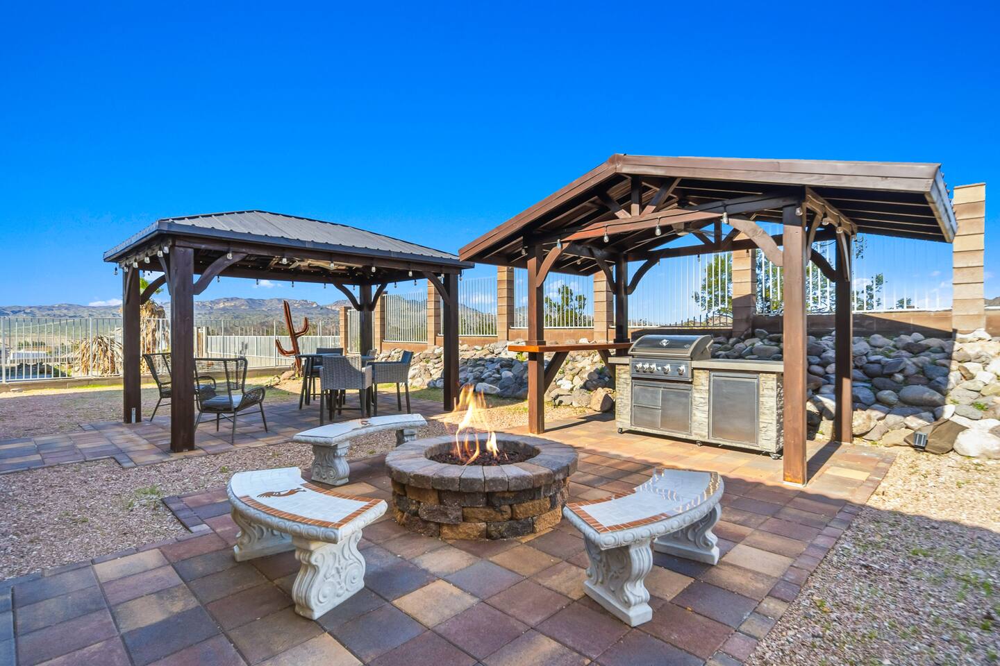 5 Mins to Laughlin! | 4 bd | Sleeps 10 | Firepit