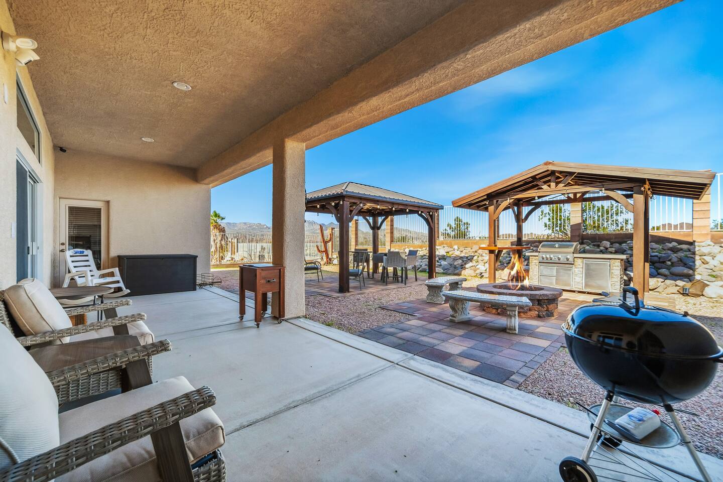 5 Mins to Laughlin! | 4 bd | Sleeps 10 | Firepit