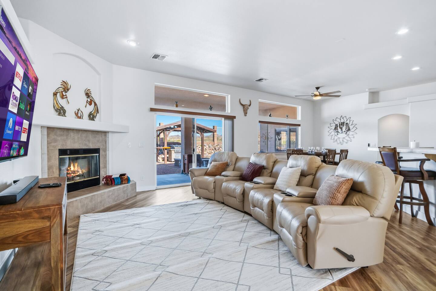 5 Mins to Laughlin! | 4 bd | Sleeps 10 | Firepit