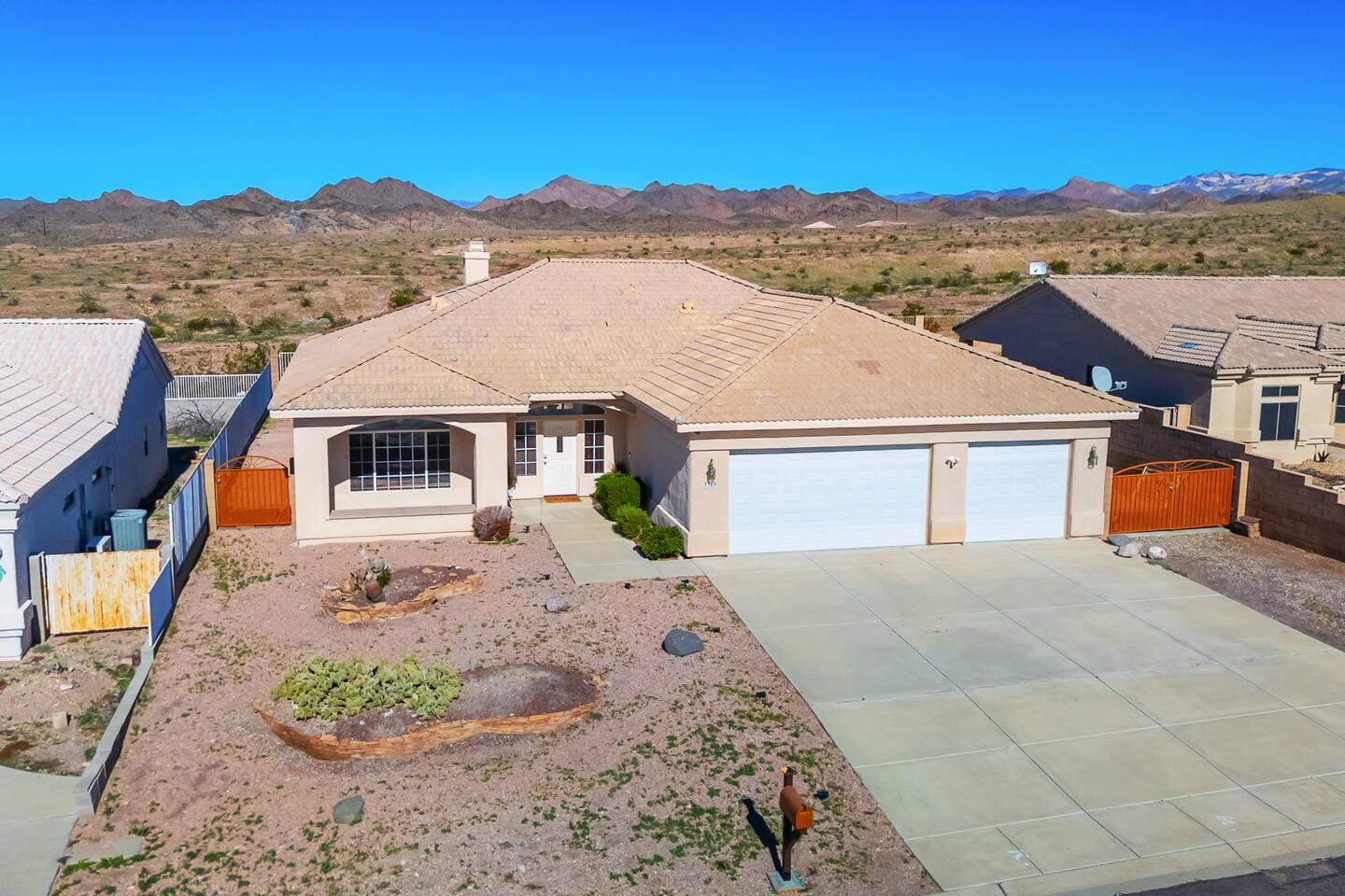 5 Mins to Laughlin! | 4 bd | Sleeps 10 | Firepit