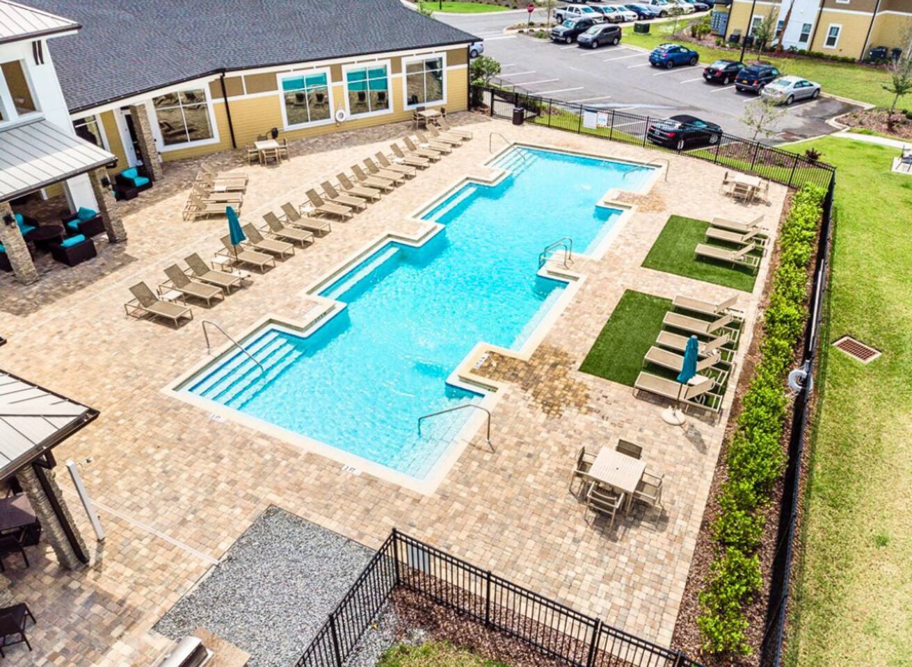 3BR Family Suite | Pool, Games, Gym, Free Parking - Apartment