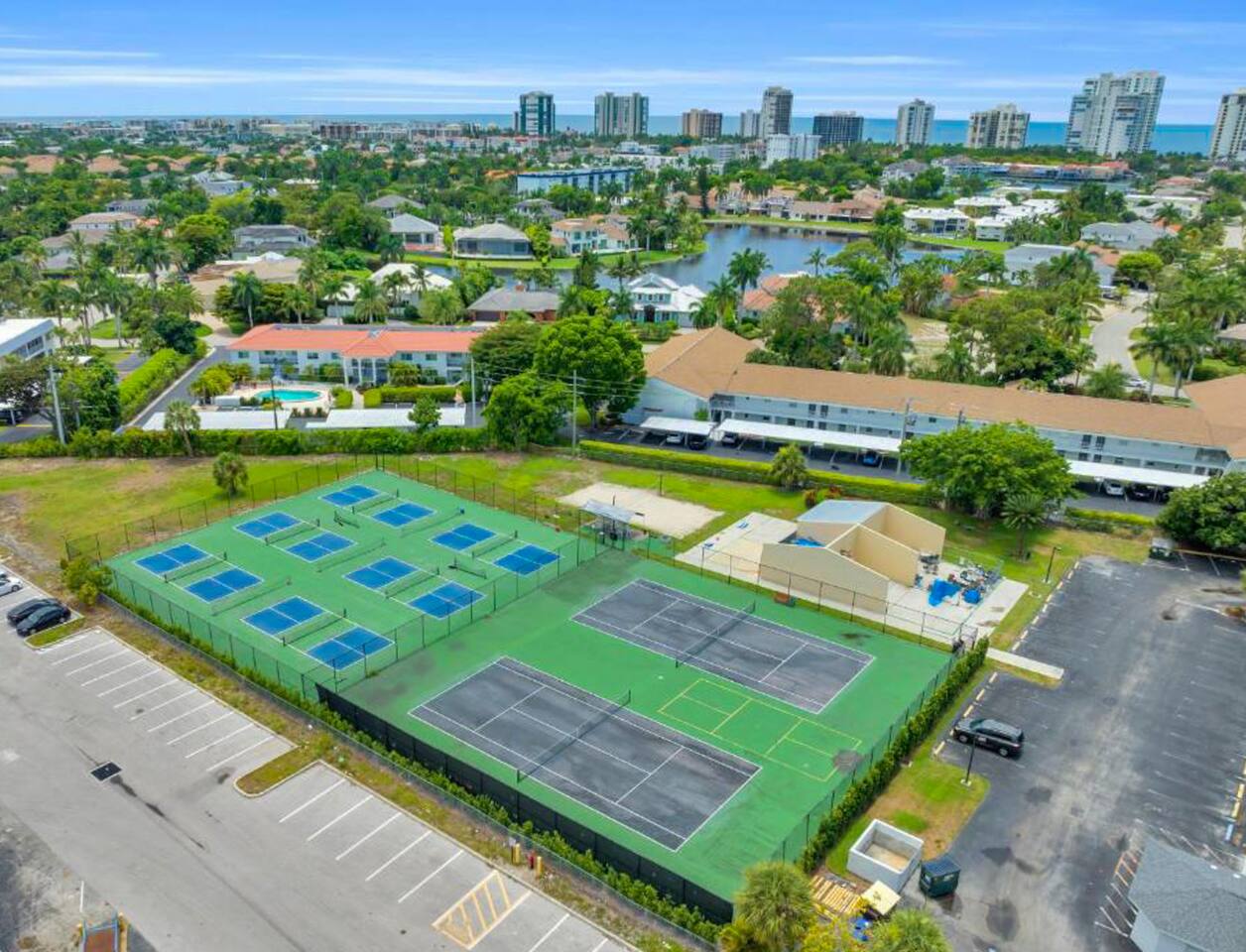 Beach Tyme Retreat | Park Shore Resort Near Beach