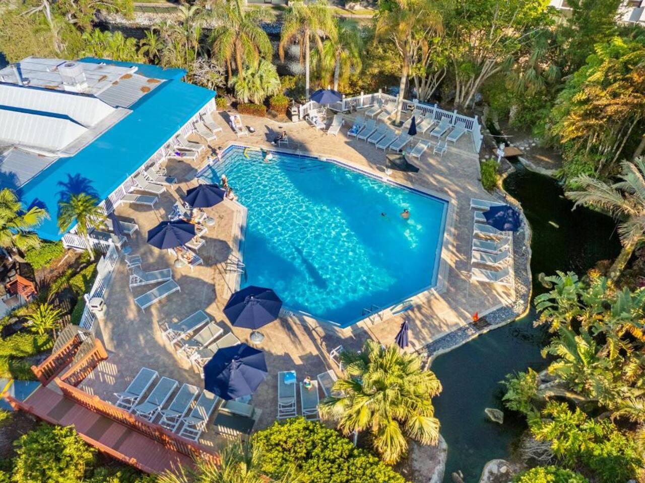 Beach Tyme Retreat | Park Shore Resort Near Beach