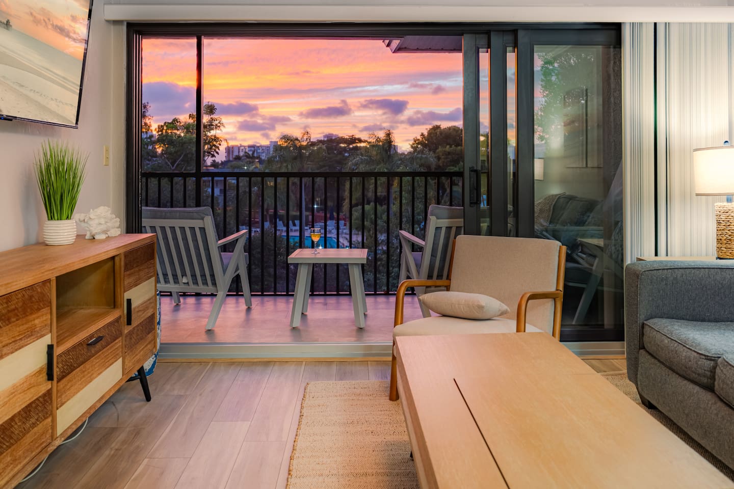 Beach Tyme Retreat | Park Shore Resort Near Beach
