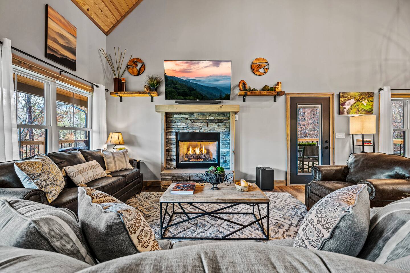 Luxury Retreat - Hot Tub, View, Fire Pit, Wi-Fi