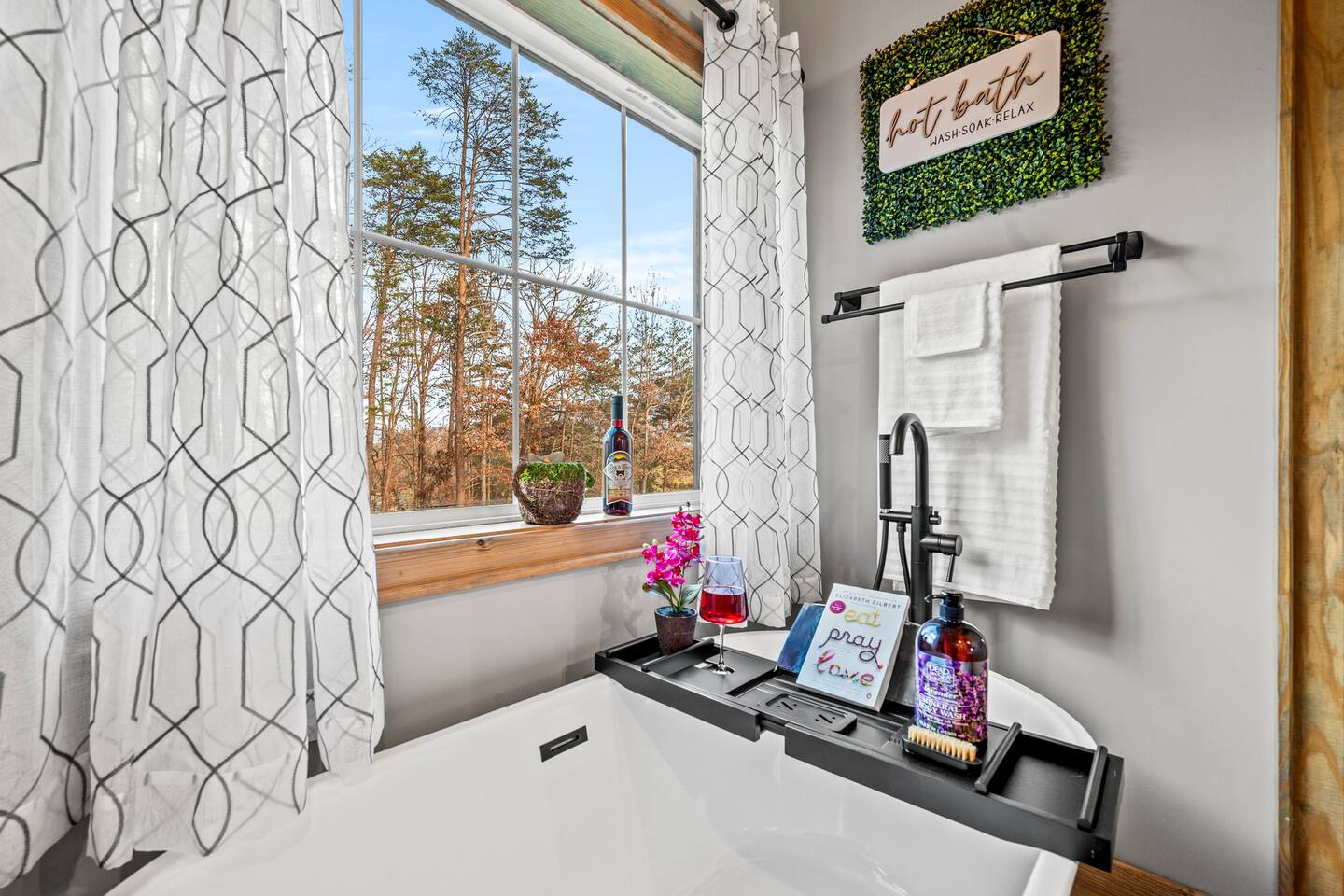 Luxury Retreat - Hot Tub, View, Fire Pit, Wi-Fi