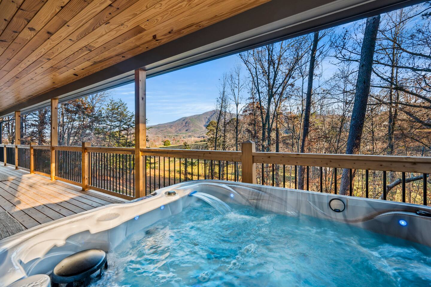 Luxury Retreat - Hot Tub, View, Fire Pit, Wi-Fi