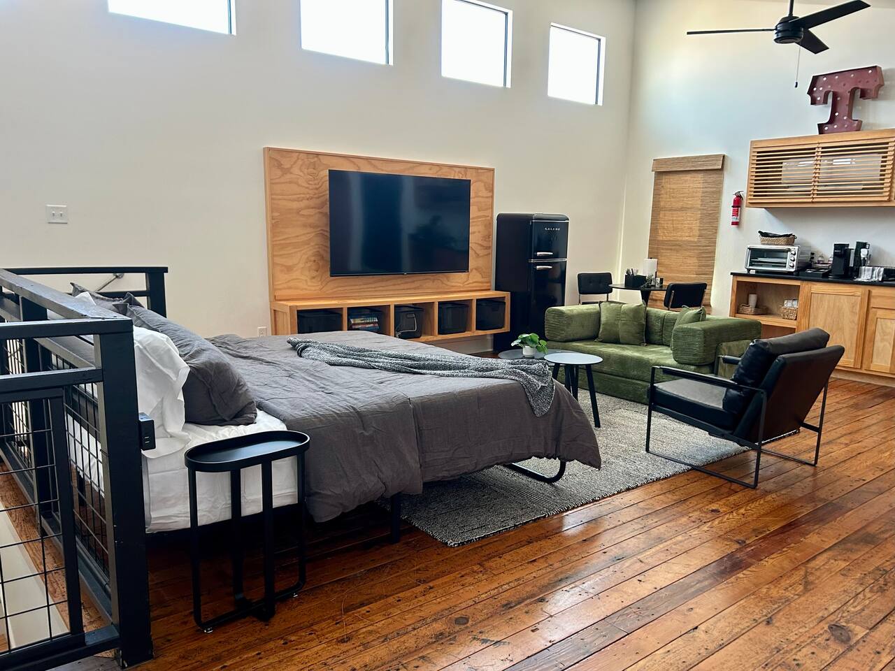 Mid-Mod Lodge - The Studio