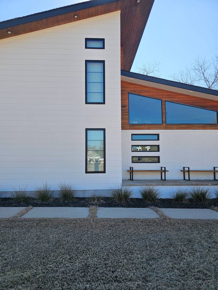 Mid-Mod Lodge - Main House & The Studio — Conway — vacation rental