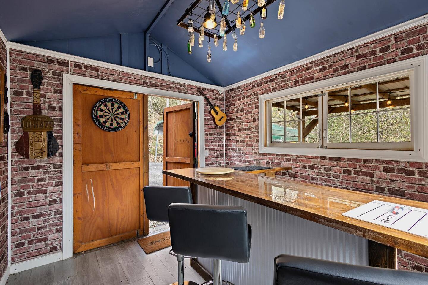 Pet Friendly Cabin/Game Room/ Fire Pit/ Speakeasy