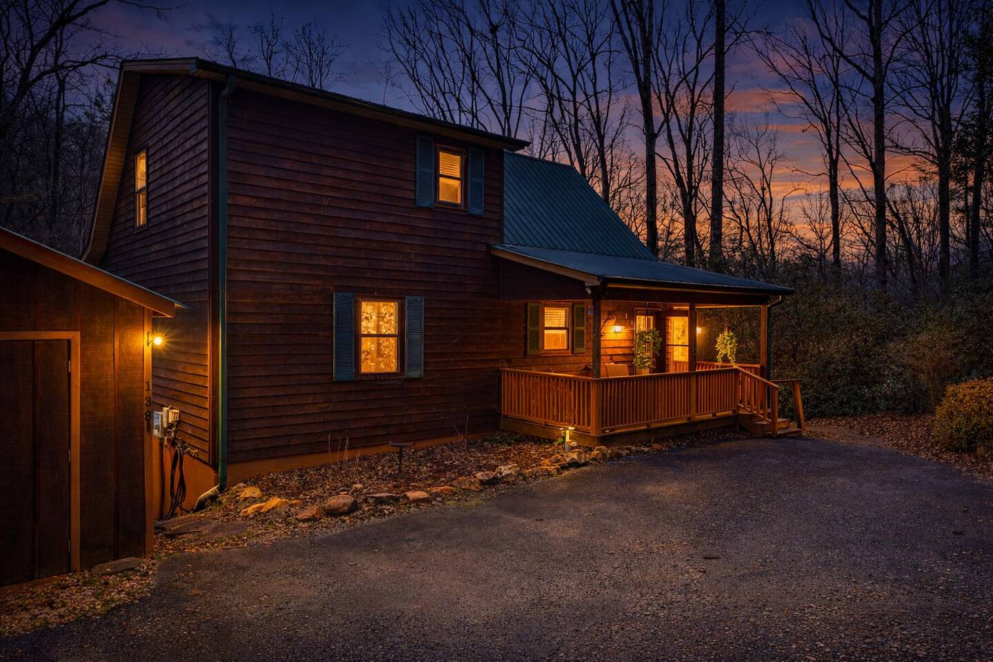 Pet Friendly Cabin/Game Room/ Fire Pit/ Speakeasy