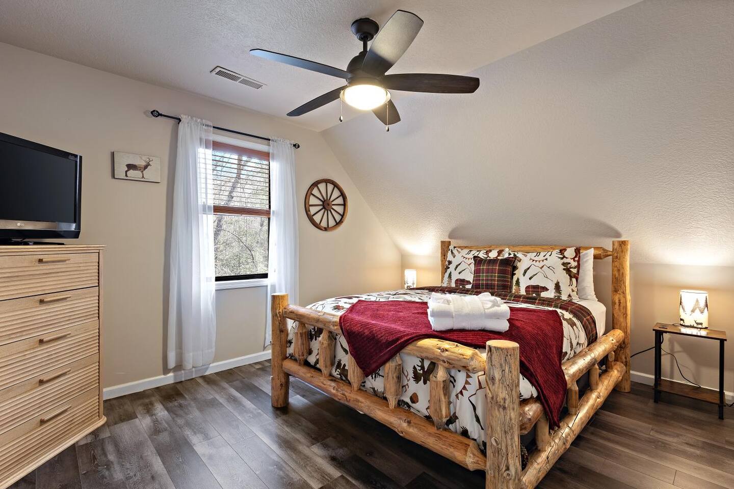 Pet Friendly Cabin/Game Room/ Fire Pit/ Speakeasy