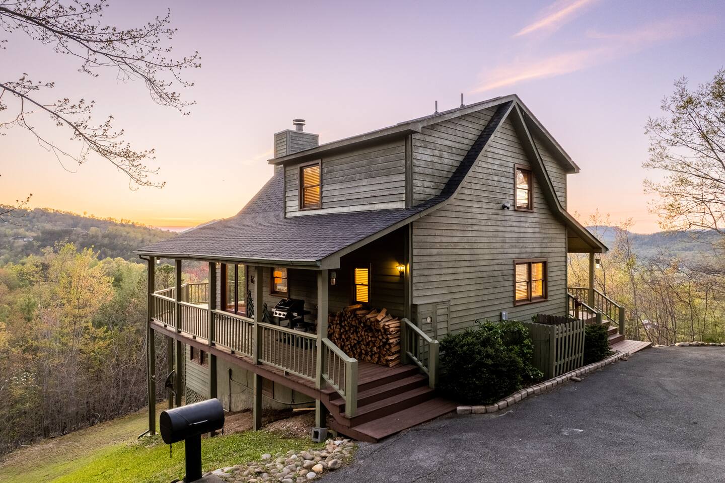 Lakeside Lodge! Theatre! Game room! Mountain View!
