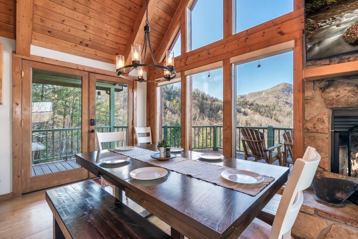 Lakeside Lodge! Theatre! Game room! Mountain View!