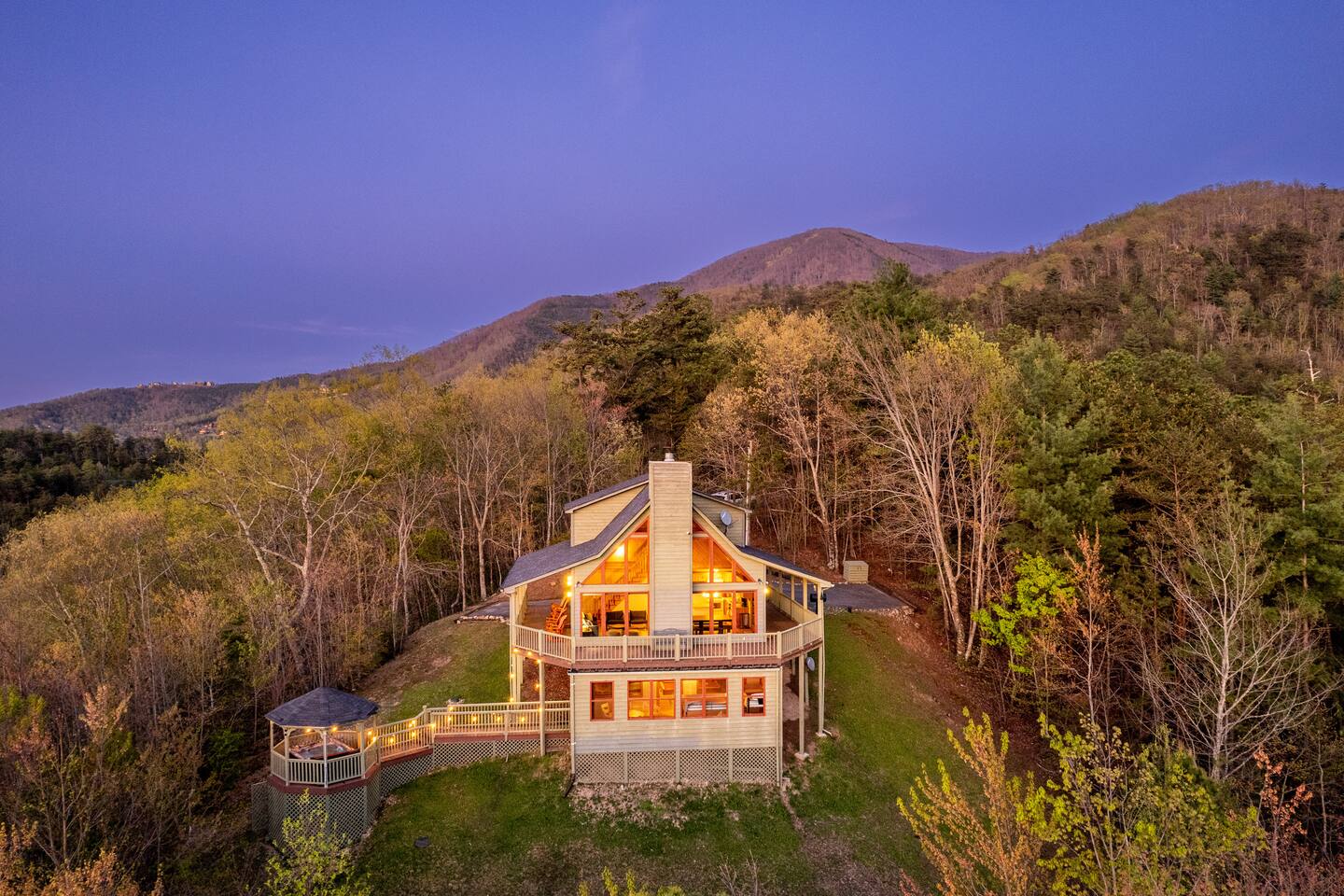 Lakeside Lodge! Theatre! Game room! Mountain View!