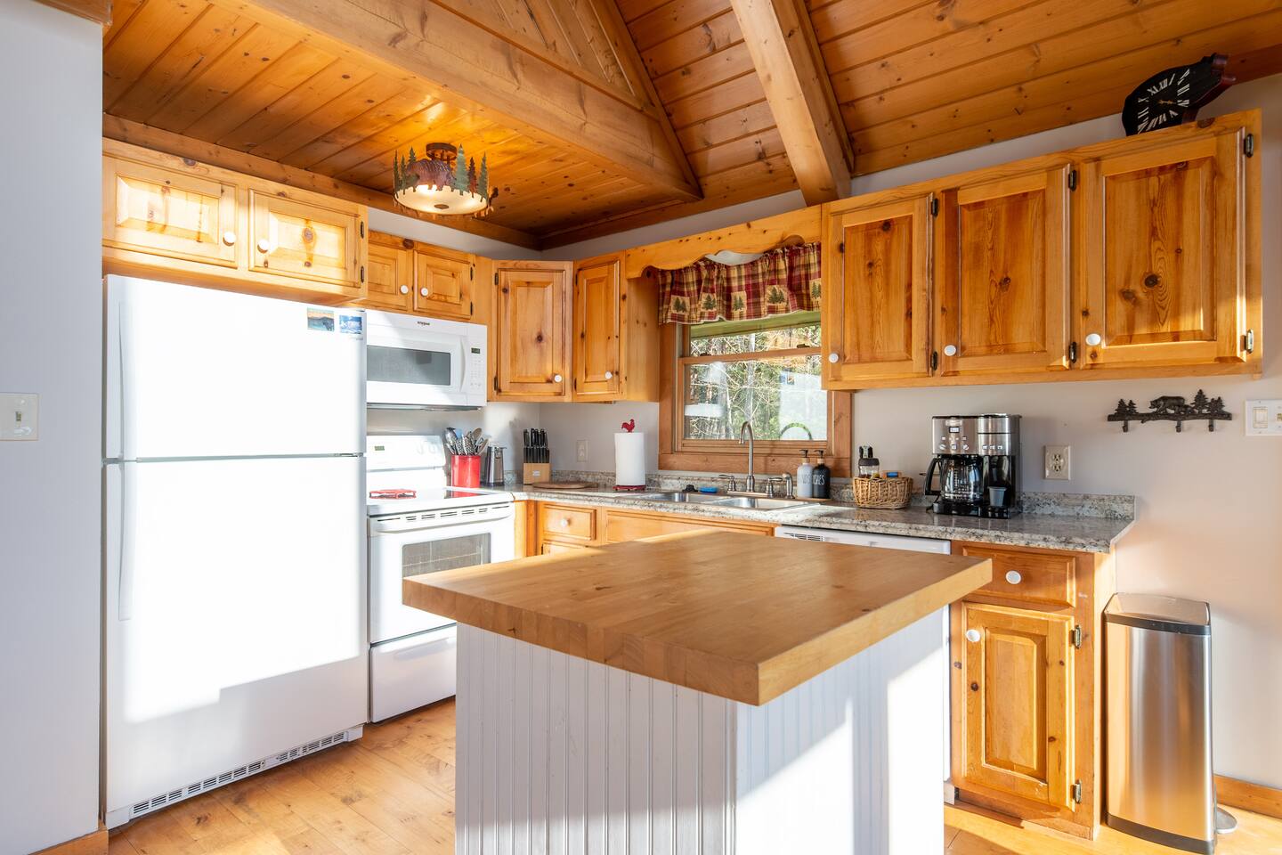 Lakeside Lodge! Theatre! Game room! Mountain View!