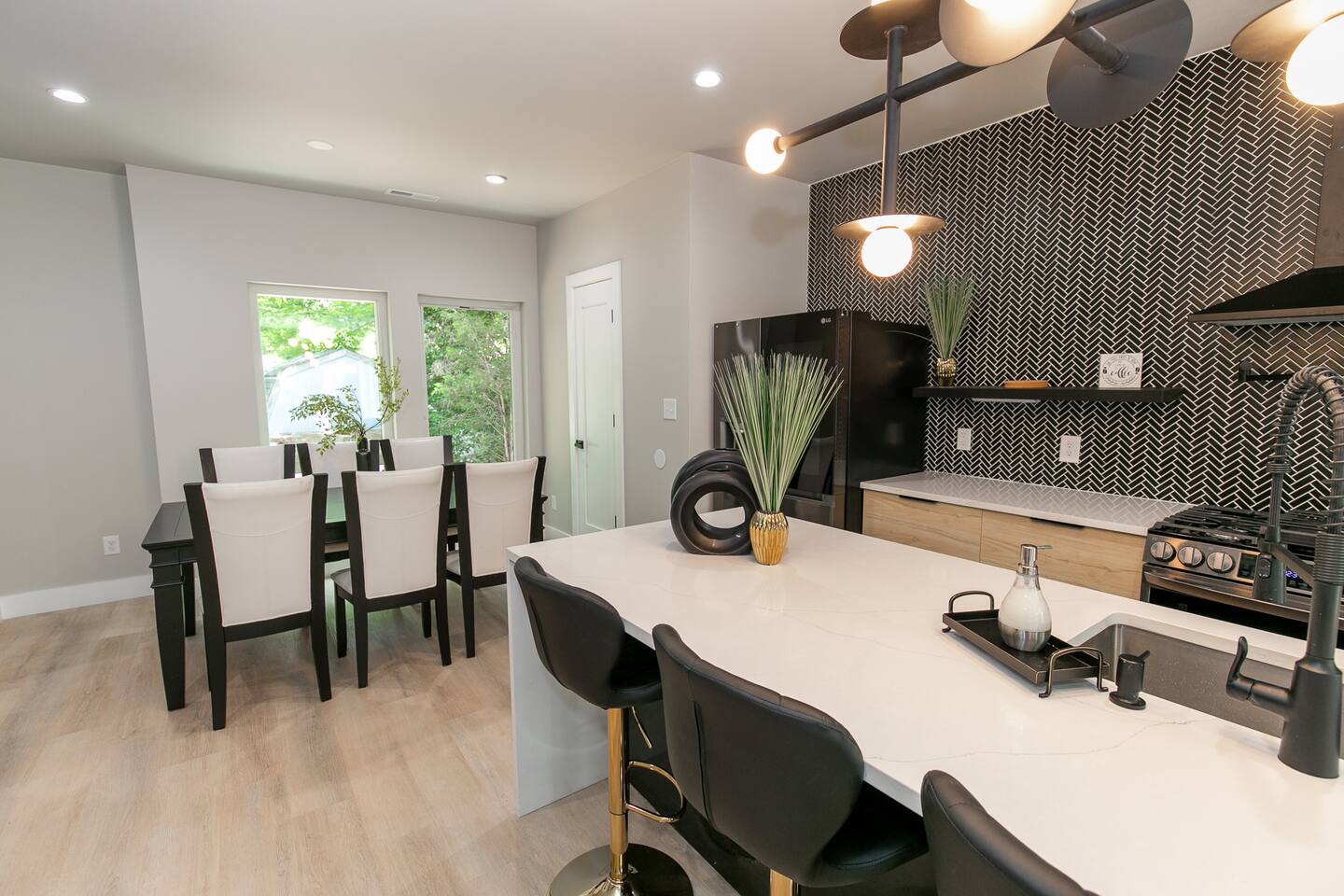 Mins to Downtown | Rooftop | City View | Game Room