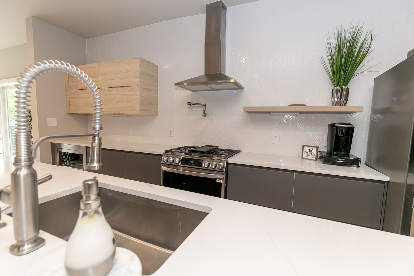 City Views | Rooftop | Mins to Downtown | WiFi