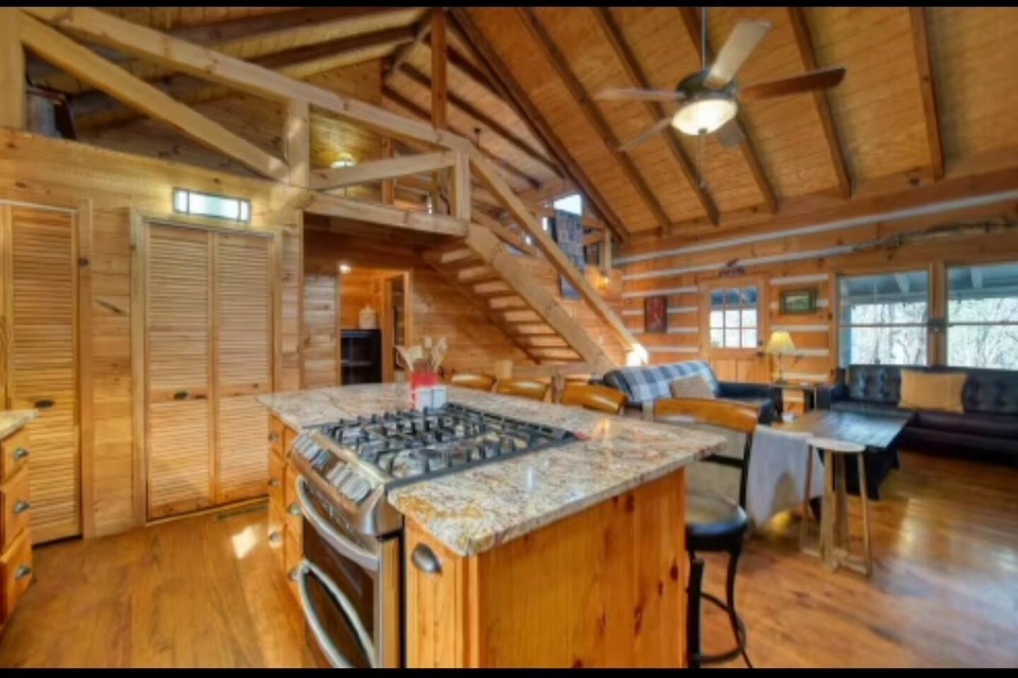 Near Toccoa River • Hot Tub • Fire Pit • Sleeps 12