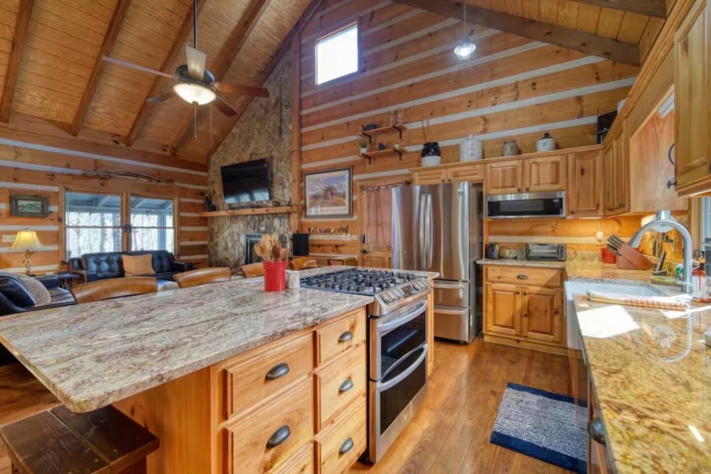 Near Toccoa River • Hot Tub • Fire Pit • Sleeps 12