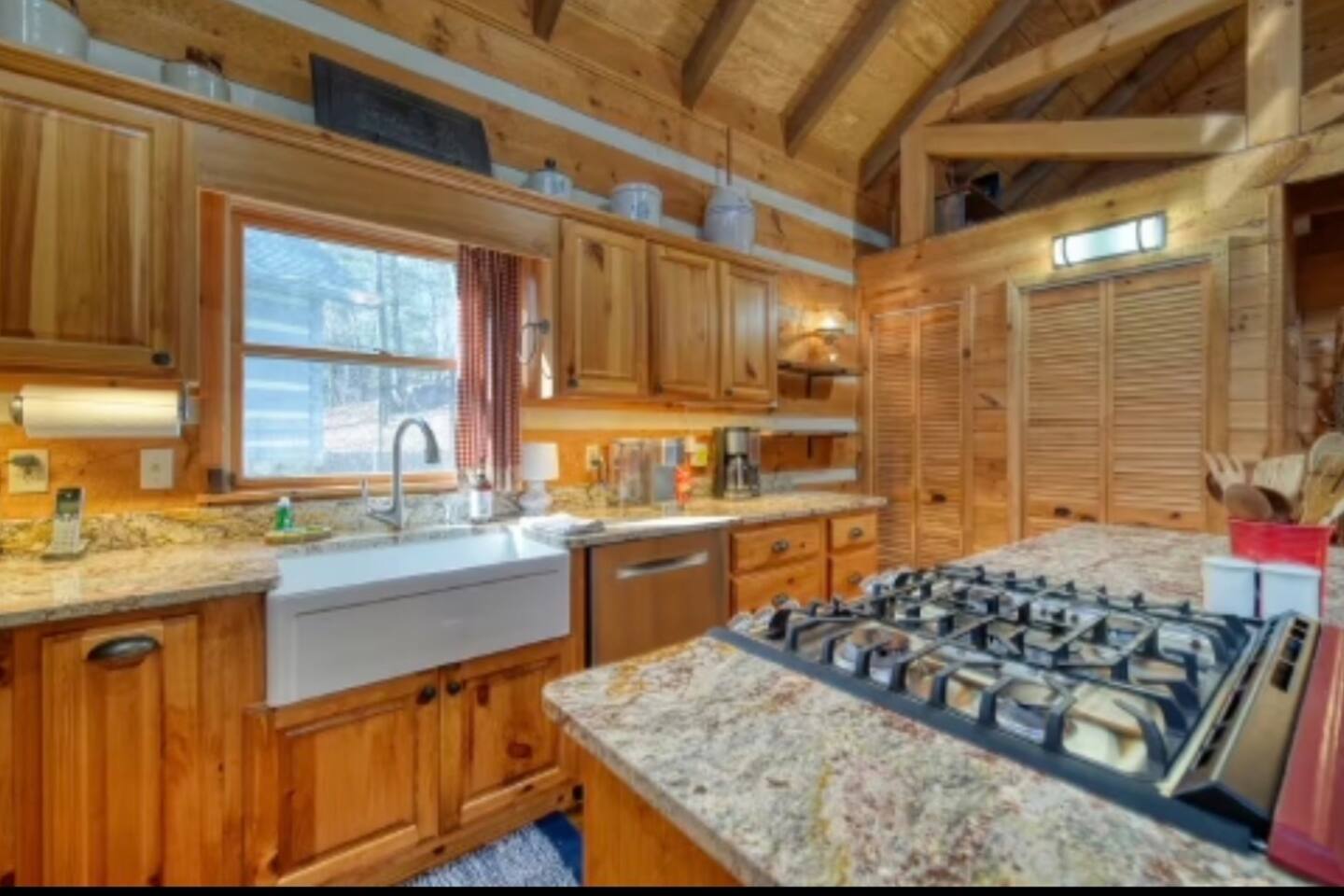 Near Toccoa River • Hot Tub • Fire Pit • Sleeps 12