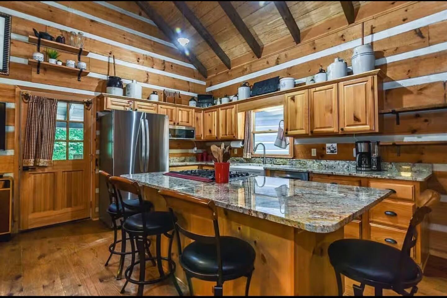 Near Toccoa River • Hot Tub • Fire Pit • Sleeps 12