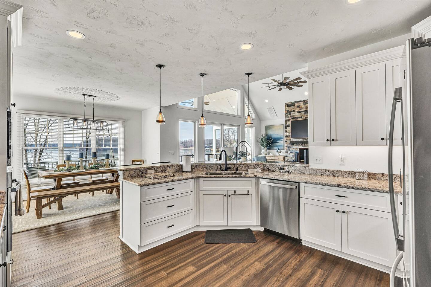 LuxuryLakeFront-5 bedrooms-Game Room-Private Dock