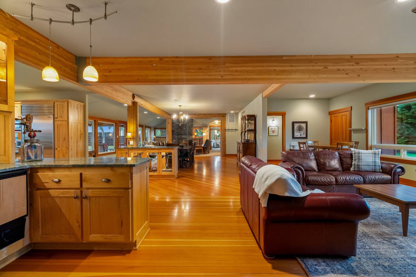 The Refinery Farmstead - 2 Houses, Hot Tub, Fenced