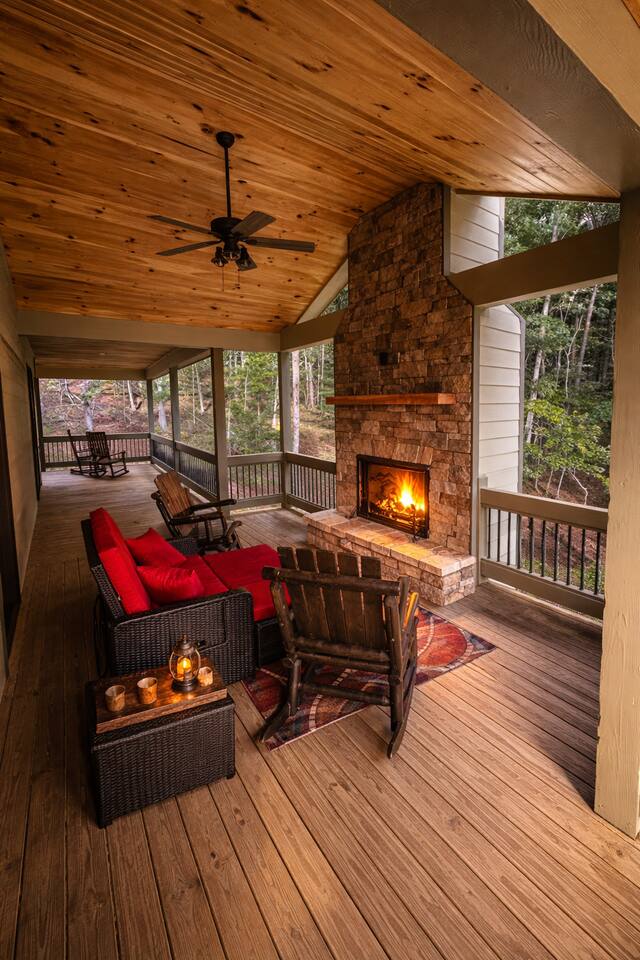 Views • Hot Tub • Game Room • Sleeps 12