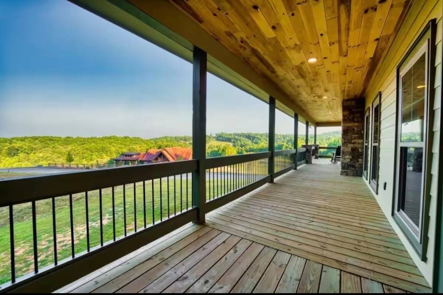 Views • Hot Tub • Game Room • Sleeps 12