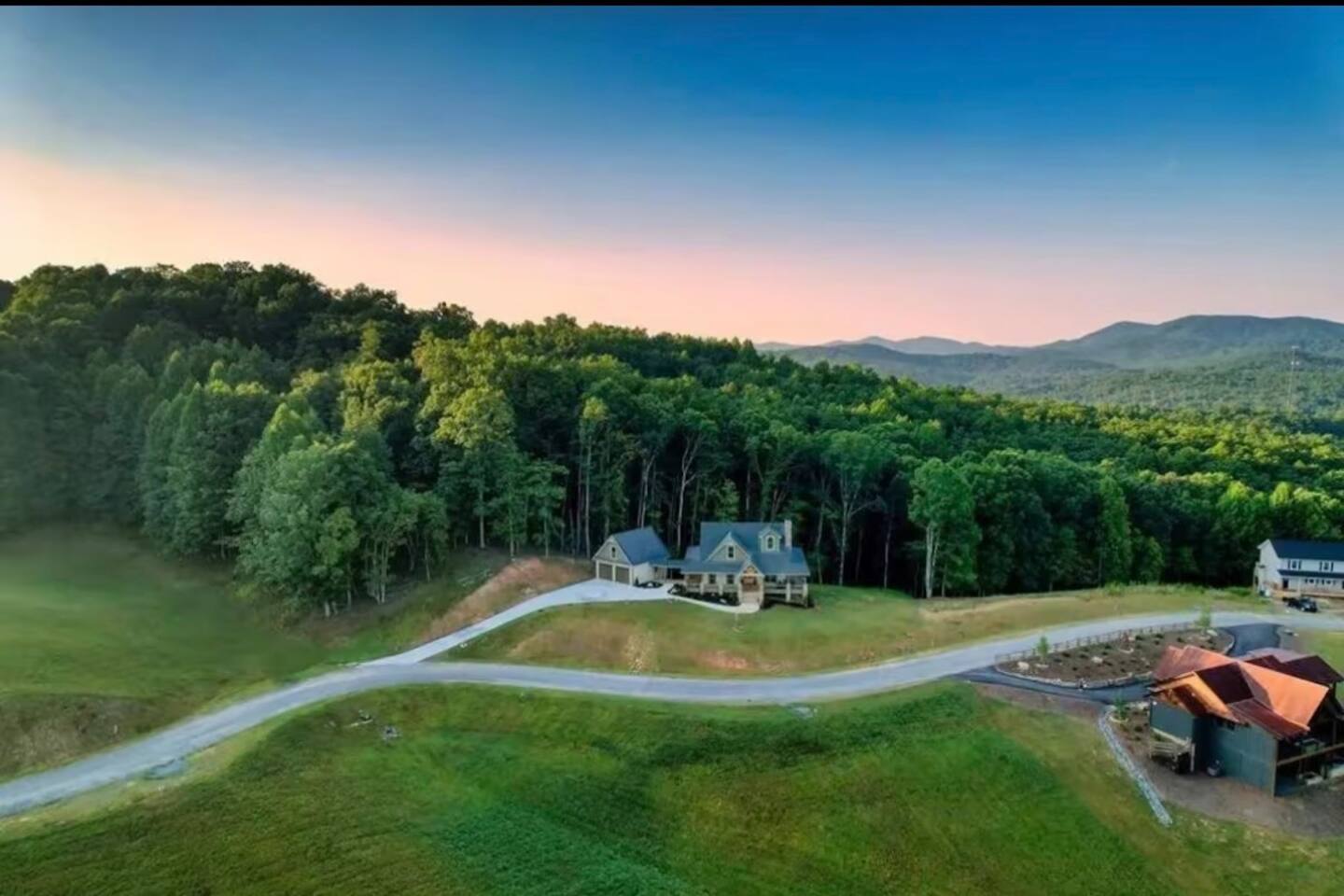 Views • Hot Tub • Game Room • Sleeps 12