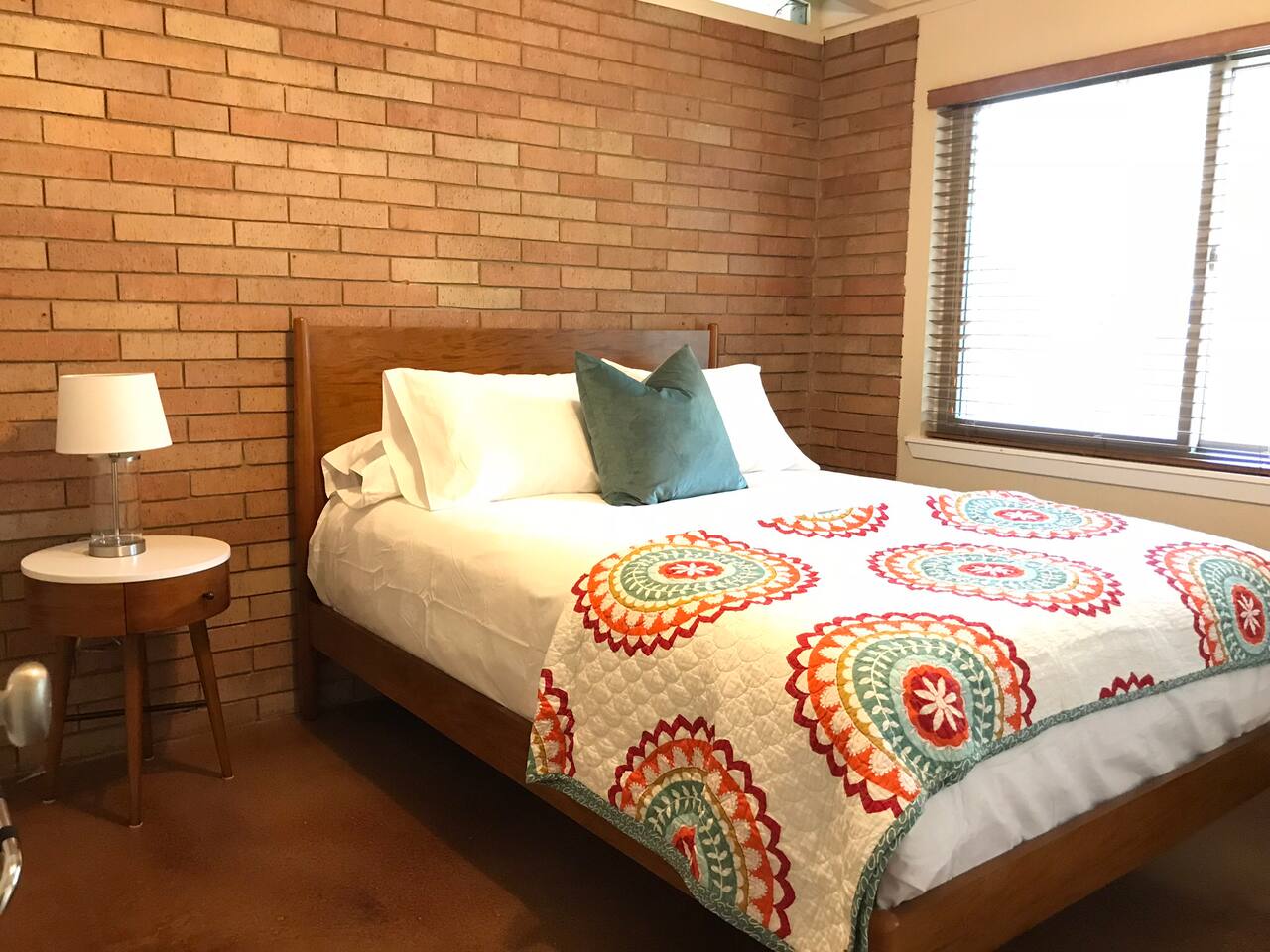 Next to UT, 3 Miles to Downtown, Pet- Friendly