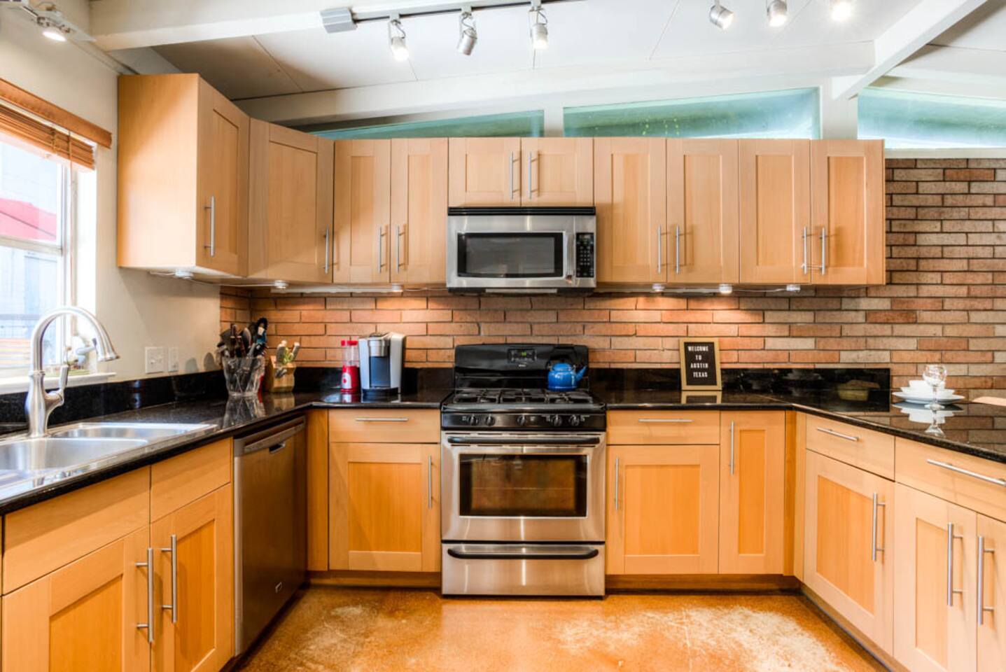Next to UT, 3 Miles to Downtown, Pet- Friendly