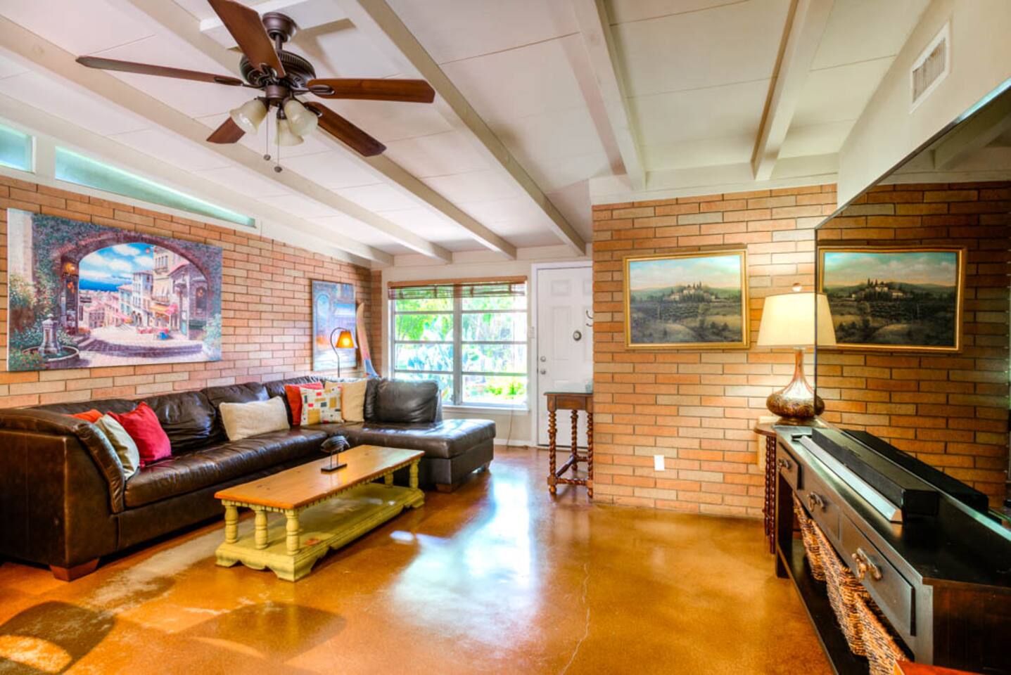 Next to UT, 3 Miles to Downtown, Pet- Friendly