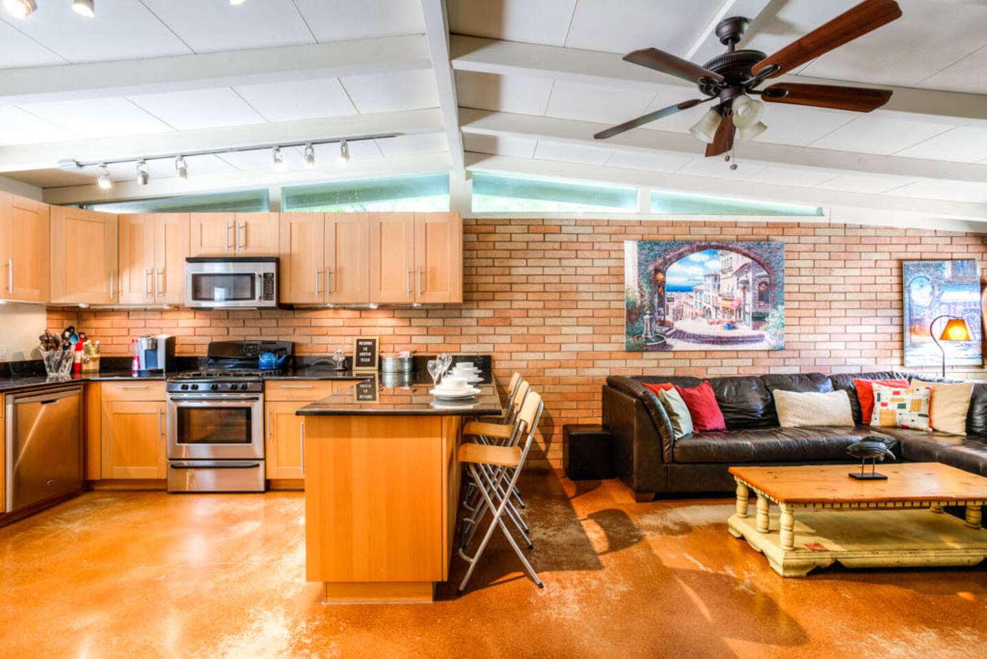 Next to UT, 3 Miles to Downtown, Pet- Friendly