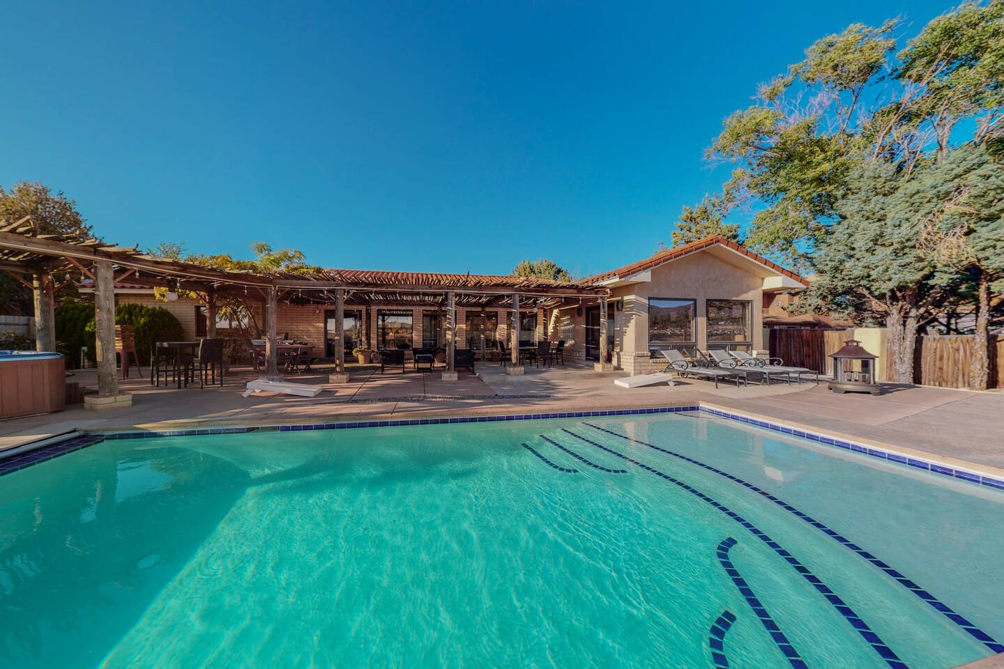 🌄4000ft🏊‍♂️Pool♨️Hot Tub🧳Sleeps 18 & Mtn Views — Albuquerque — vacation rental