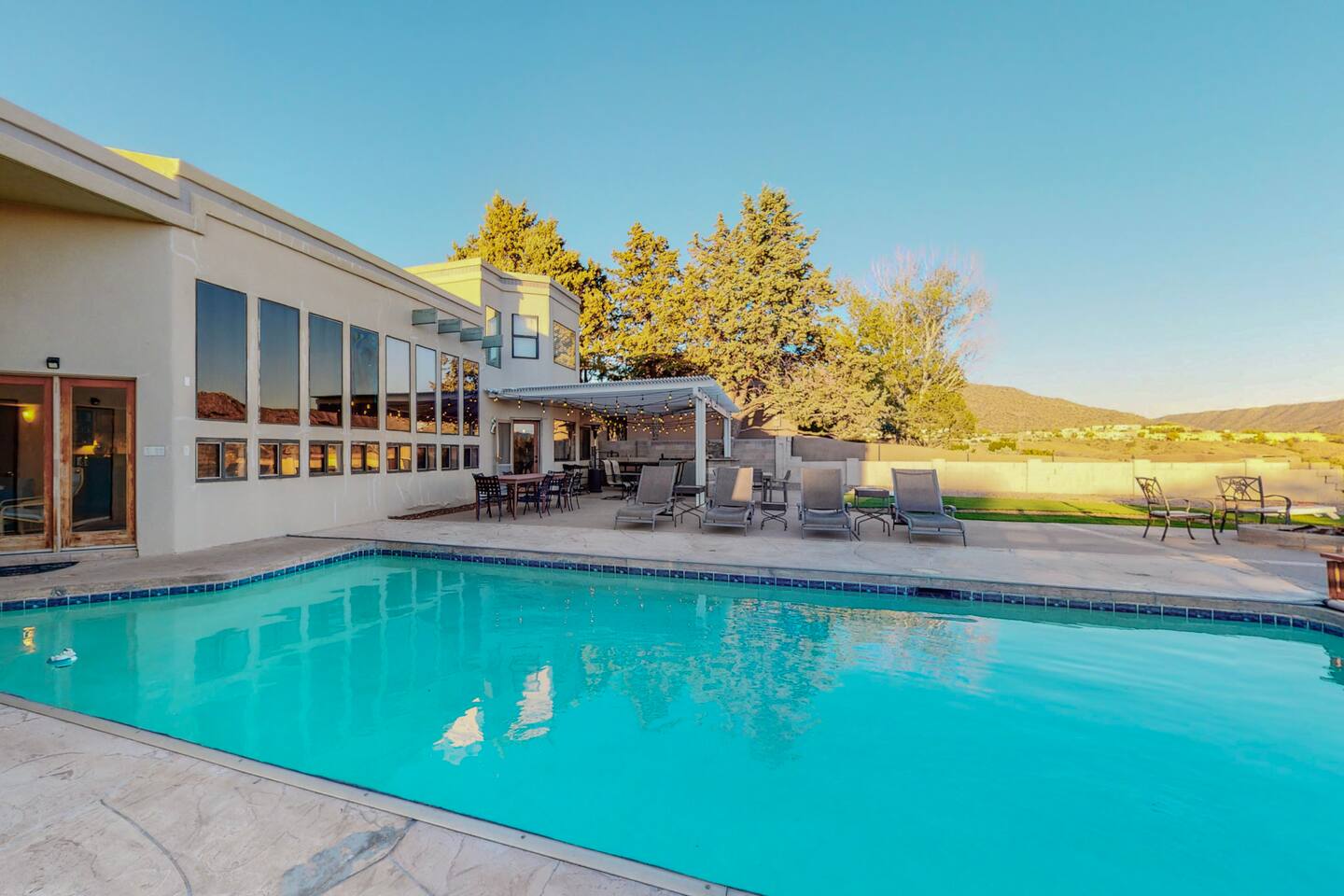⭐️3200ft🏊‍♂️Pool♨️Hot Tub🎱Billiards 🧳Sleeps 18