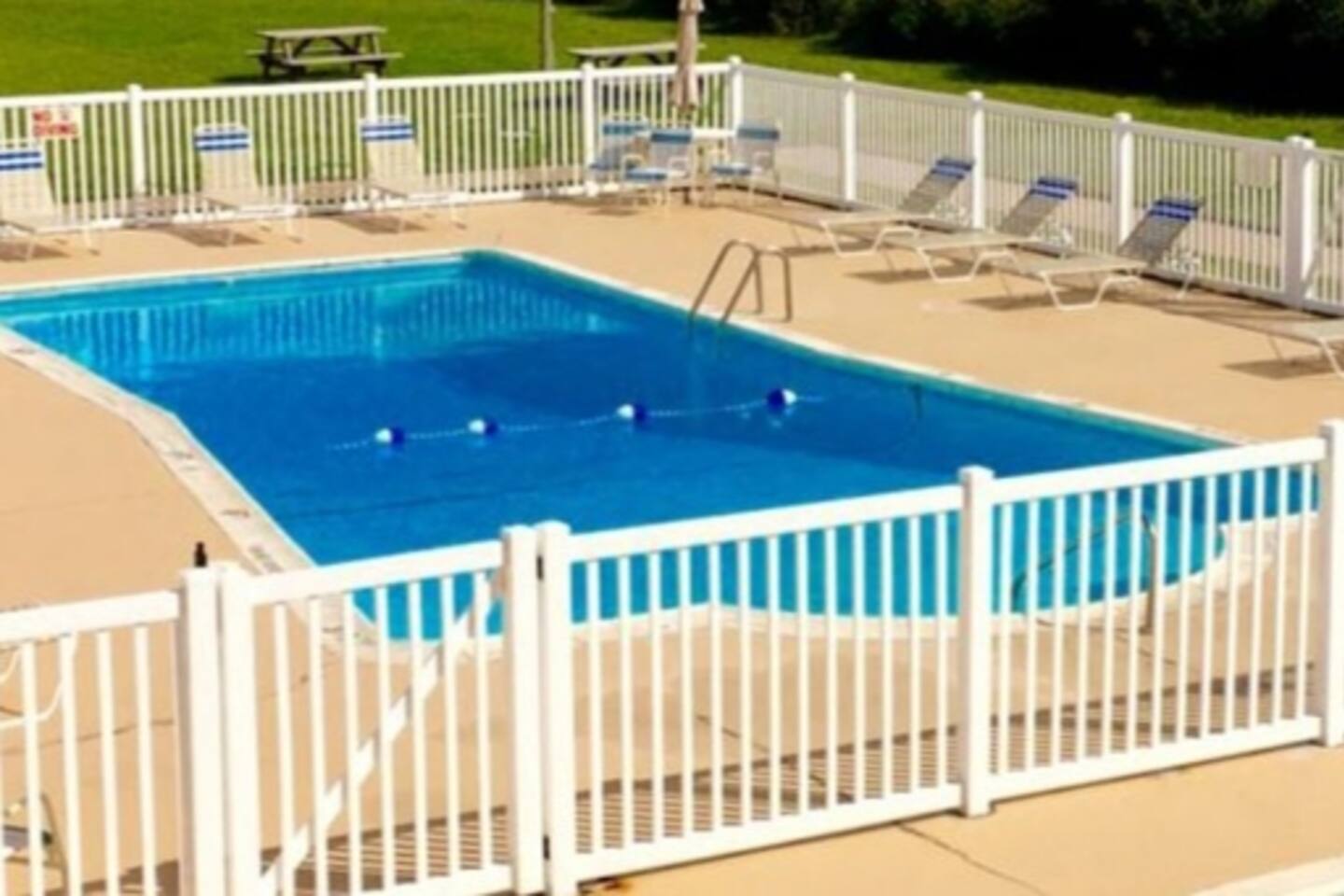 OS142 - steps to the beach, pool, wifi, w/d onsite
