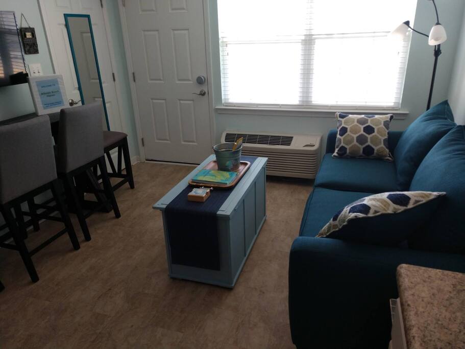OS152 WiFi, steps to the beach, pool, w/d on-site