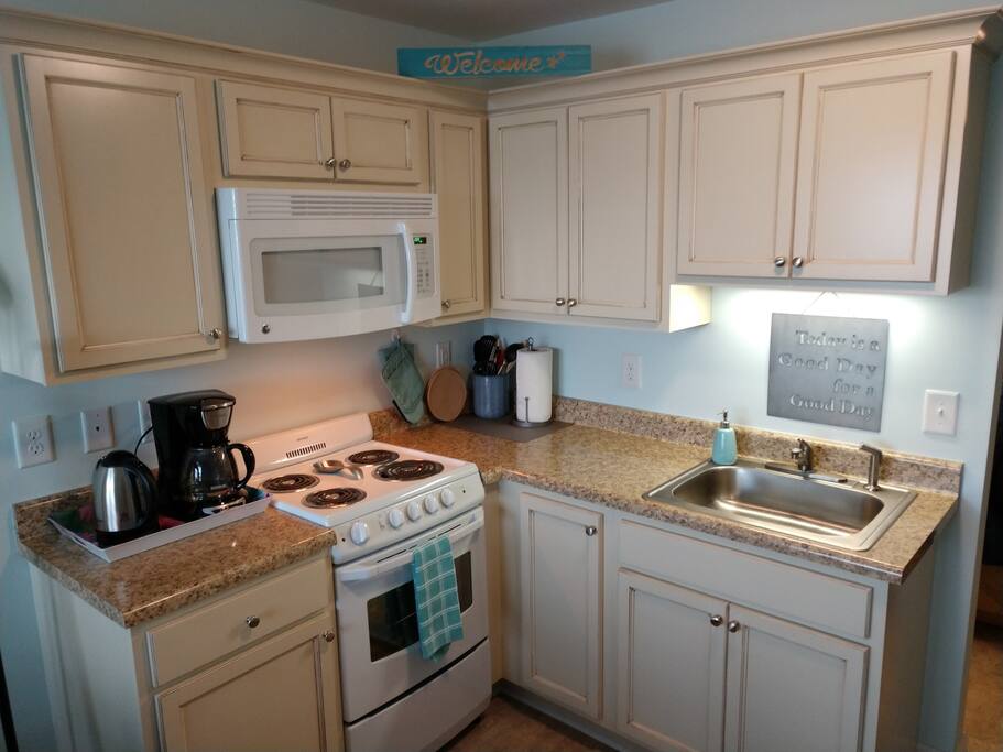 OS152 WiFi, steps to the beach, pool, w/d on-site