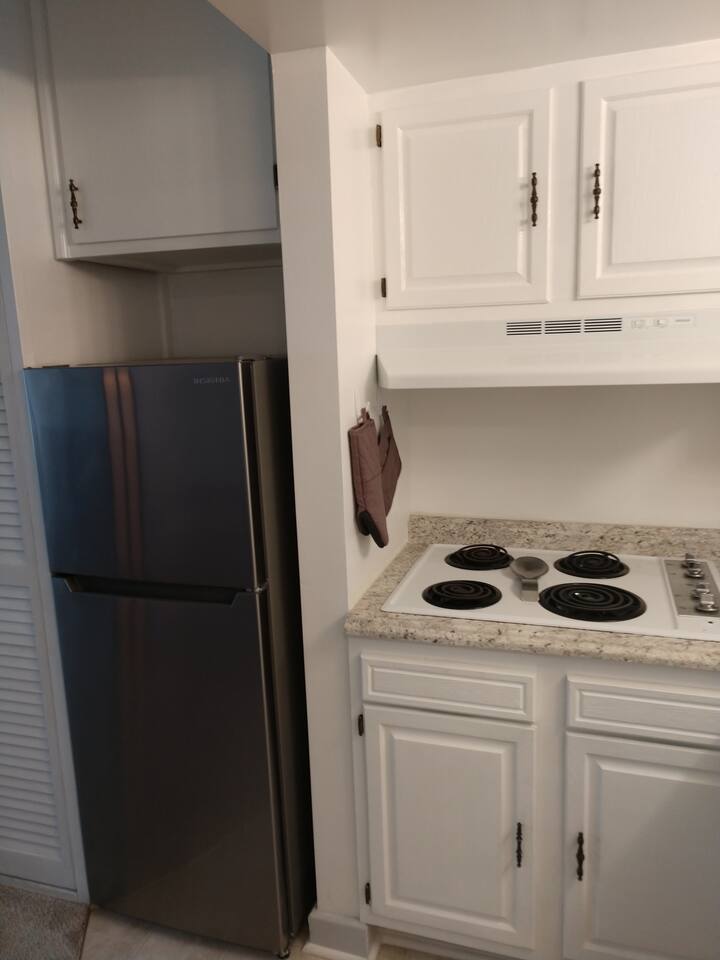 BS227 - Awesome Pool, dock, 3 minute walk to beach