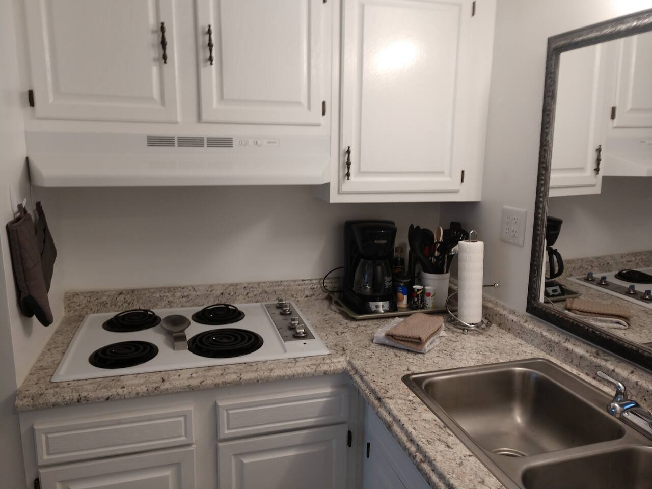 BS227 - Awesome Pool, dock, 3 minute walk to beach