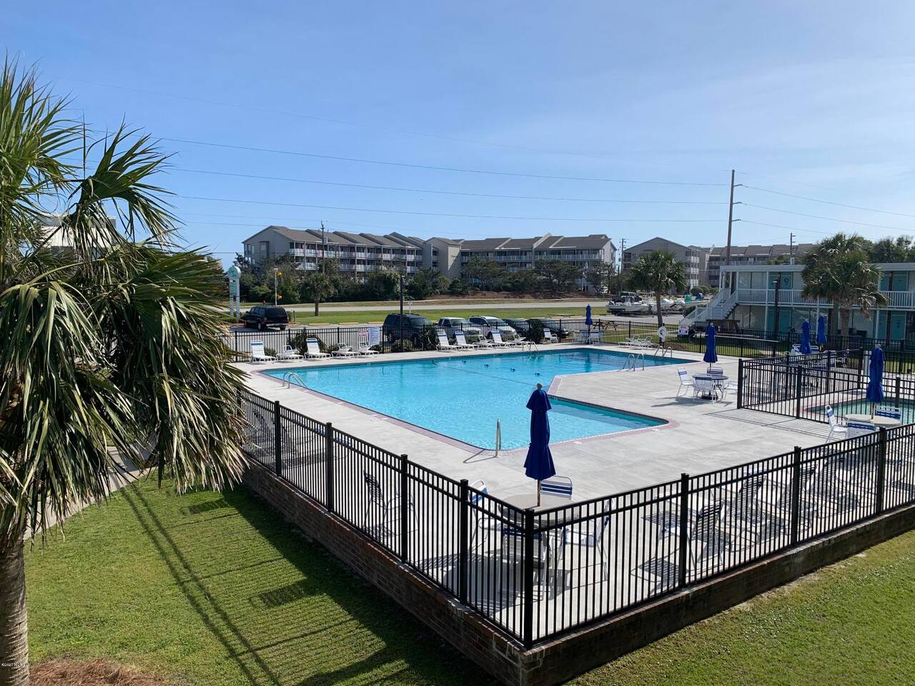 BS227 - Awesome Pool, dock, 3 minute walk to beach