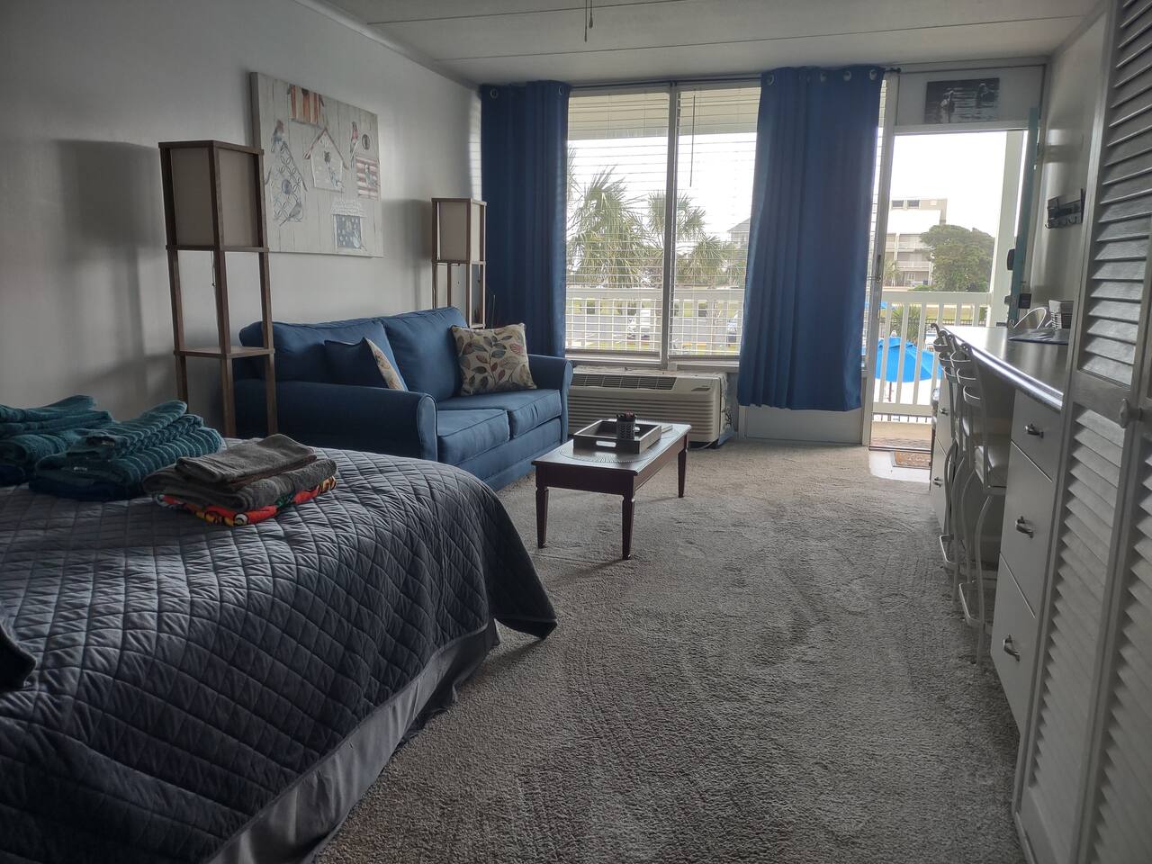BS227 - Awesome Pool, dock, 3 minute walk to beach