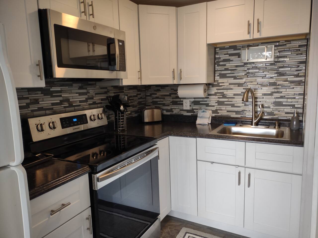 BS264 - pool, dock, and 3 minute walk to the beach — Atlantic Beach, NC — vacation rental