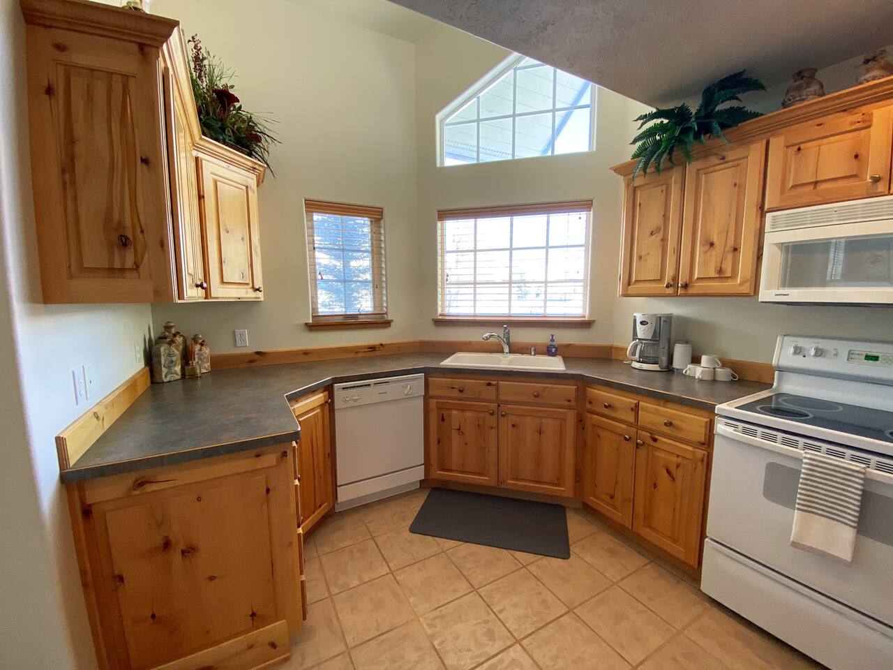 The GRAND Getaway Condo; just off Ski Hill Road