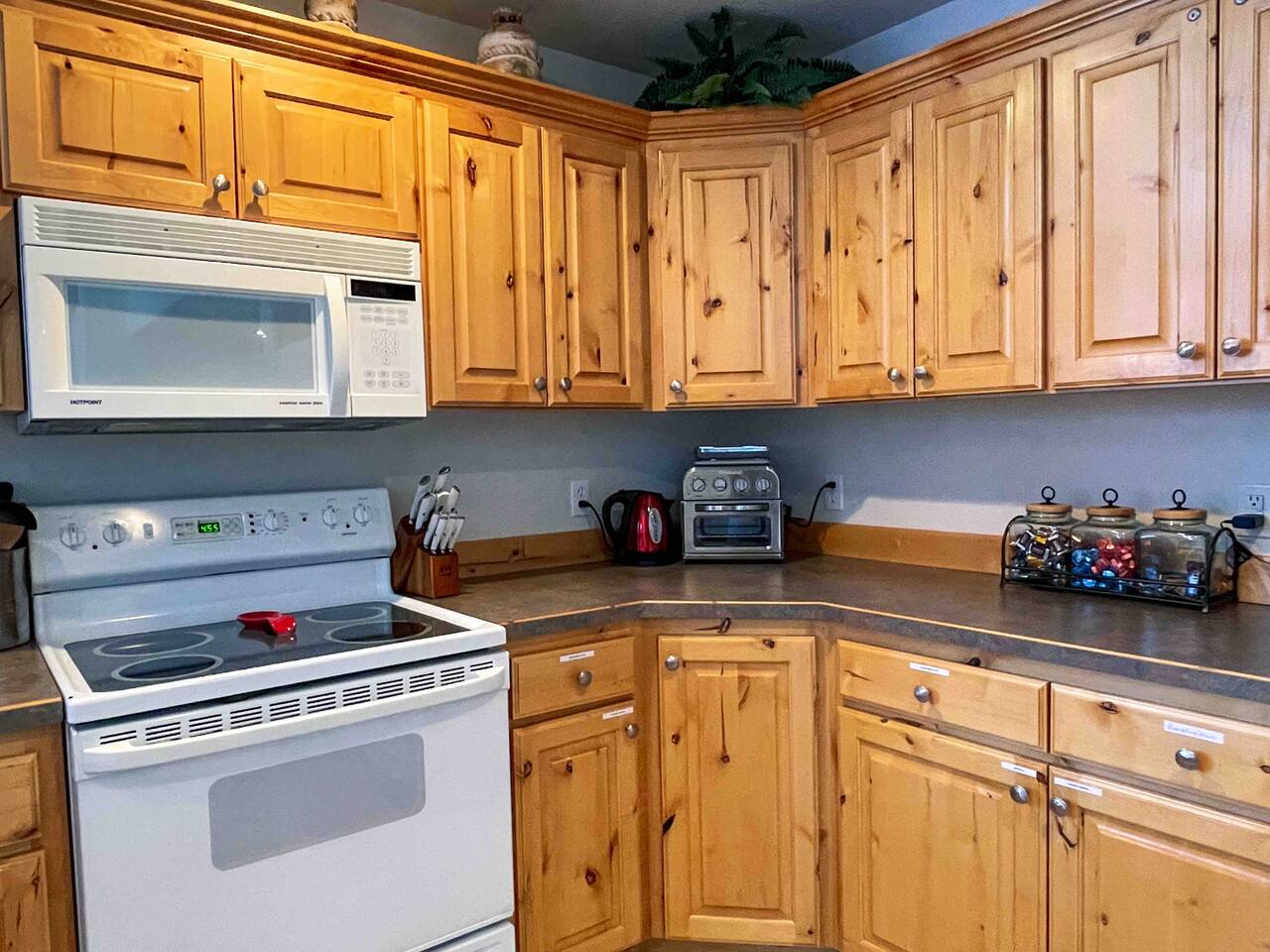 The GRAND Getaway Condo; just off Ski Hill Road