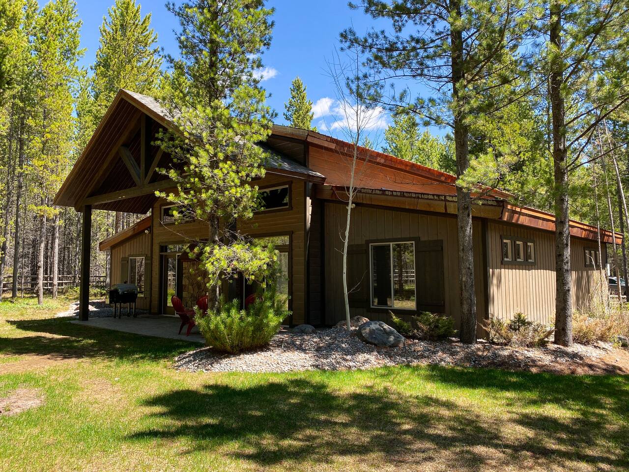 Lazy Daze Lodge on Bill's Island near Yellowstone